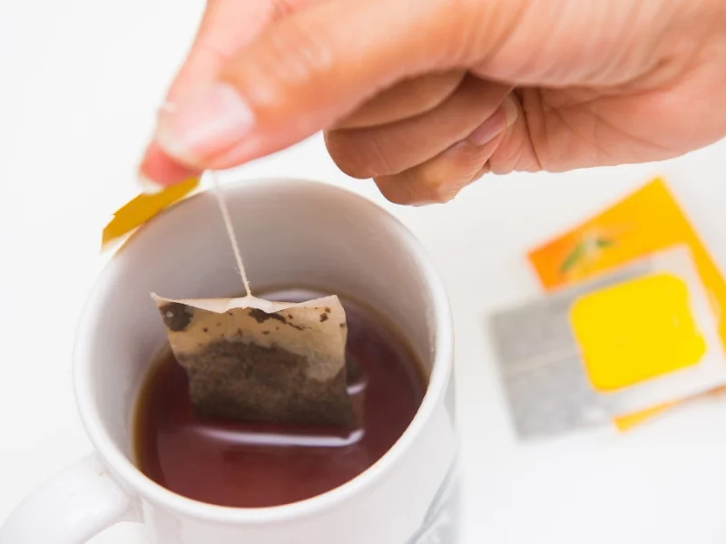 Las bolsas de té hechas de plástico pueden liberar miles de